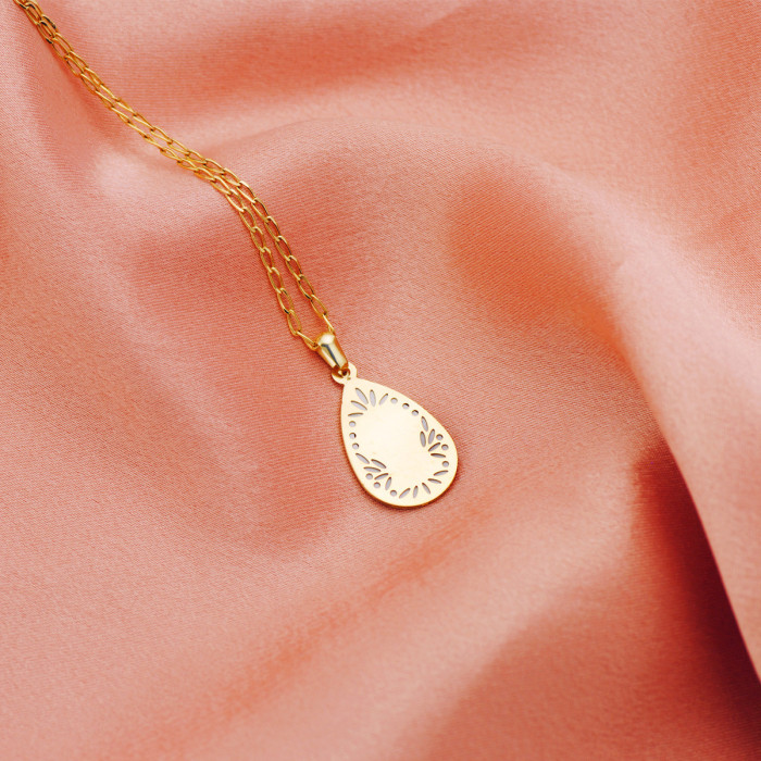 18k Medalla Oro Amarillo Gota Con Nacar Blanco Y Virgen NiÑa 19x12 Mm | Joyería Gimeno | Tu joyería de confianza en Valencia