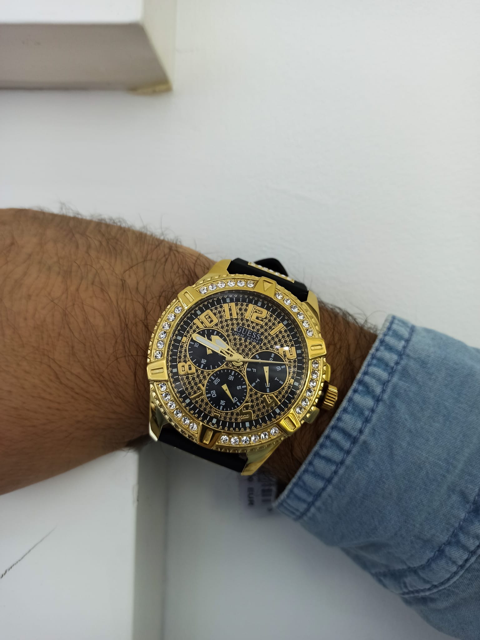 reloj guess, dorado total